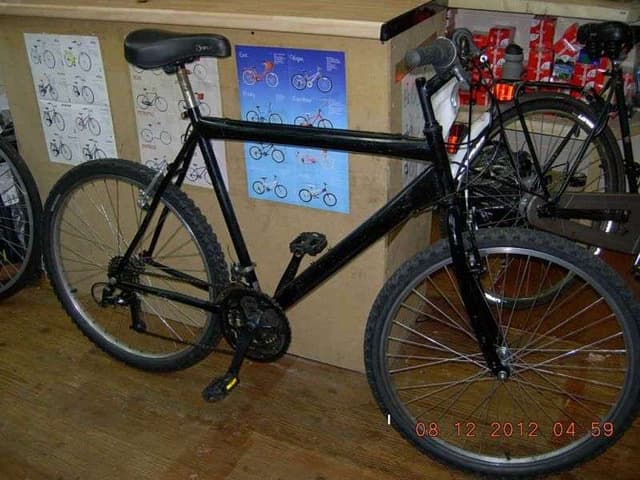 Men’s black mountain bike 26 wheels 18 frame ready to ride