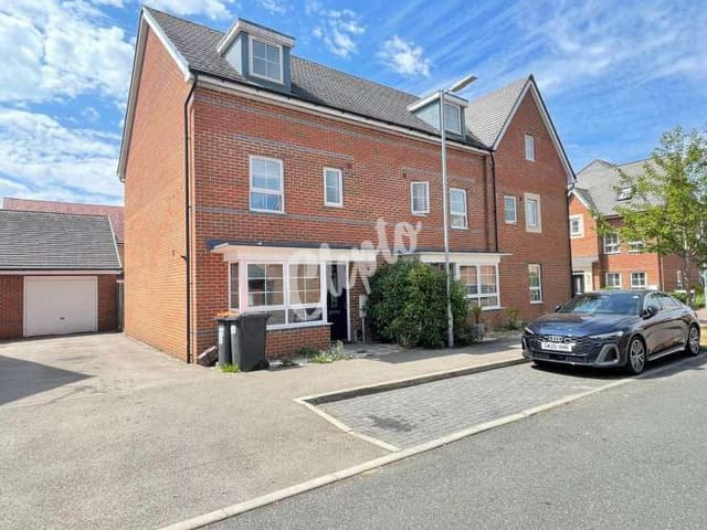 Large & Luxurious 4 Bedroom Family Home